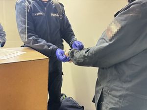 Policjant z zatrzymanym