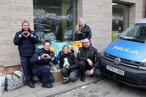Policjanci podczas zbiórki darów na rzecz zwierząt