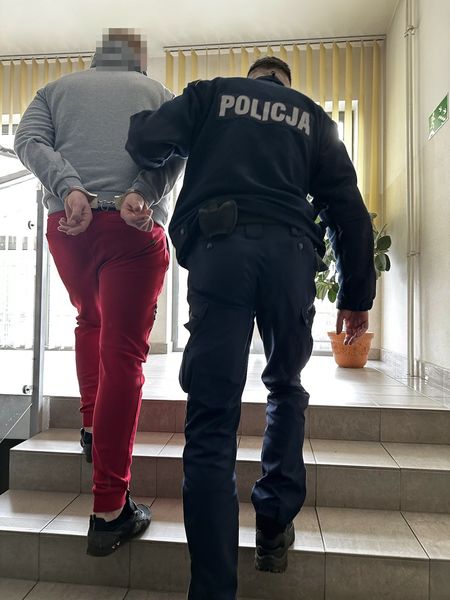 policjant z zatrzymanym