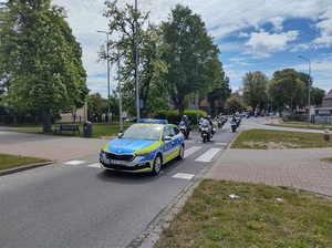 policjanci eskortują motocyklistów