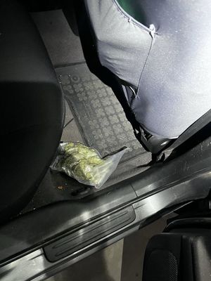 zdjęcia zatrzymanego w kajdankach oraz zabezpieczonych w samochodzie narkotyków