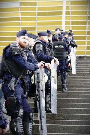 Praca policjantów podczas zabezpieczenia meczu