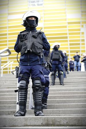 Praca policjantów podczas zabezpieczenia meczu