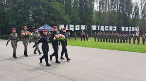 policjanci podczas uroczystego ślubowania na Westerplatte