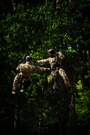 Policyjne ćwiczenia z użyciem śmigłowca Black Hawk