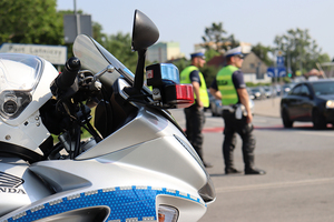 policjanci i stojący motocykl