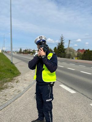 policjant podczas kontroli prędkości