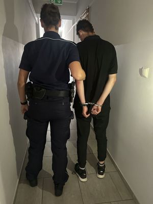 policjanci z osobami zatrzymanymi