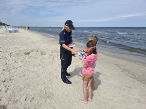 policjanci na plaży podczas akcji profilaktycznej
