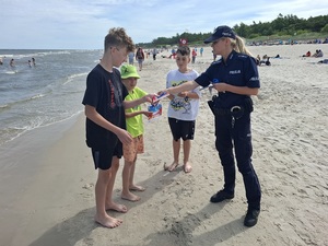 policjanci na plaży podczas akcji profilaktycznej