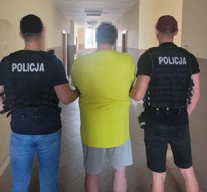 Policjanci z zatrzymanymi oraz zabezpieczone narkotyki