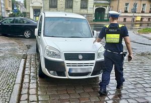 Policjanci na miejscu kolizji