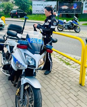 Policjantka przy motocyklu