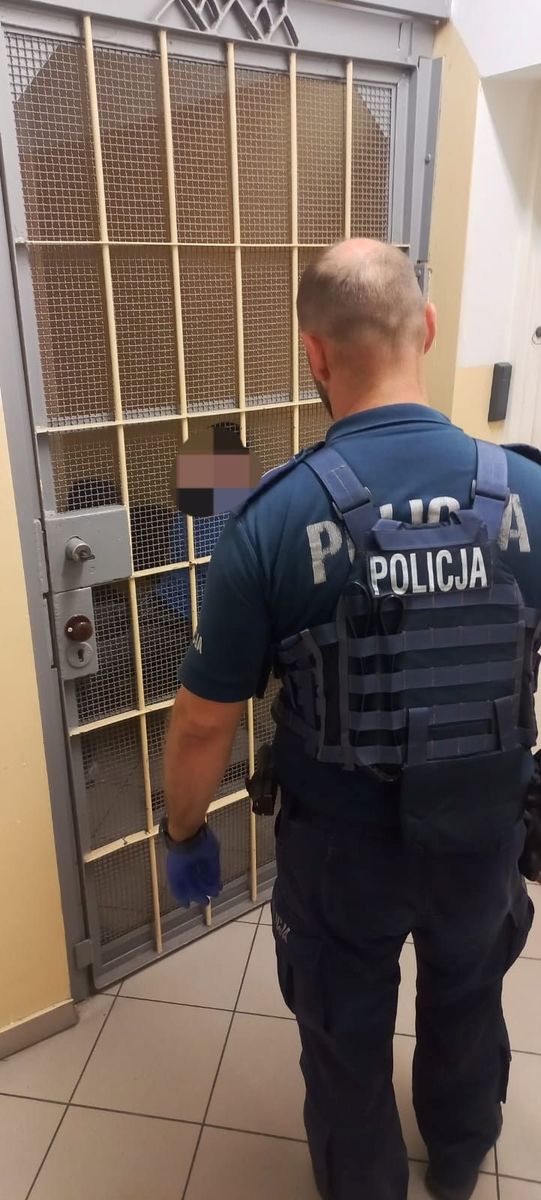Policjant przy celi zatrzymanego