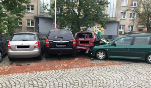 uszkodzone samochody zaparkowane na parkingu osiedlowym