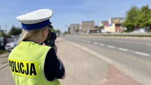 policjant podczas pomiaru