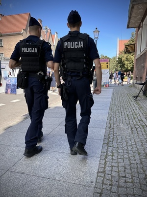 policjanci podczas jarmarku