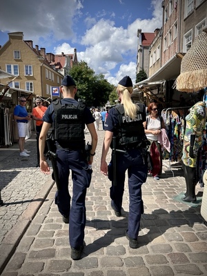 policjanci podczas jarmarku