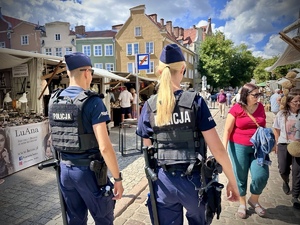 policjanci podczas jarmarku