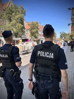 policjanci podczas jarmarku