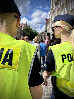 policjanci podczas jarmarku