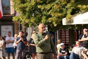 Policjanci z harcerzami