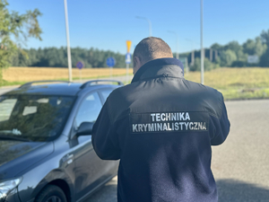 Policjanci z zatrzymanym oraz policyjny technik