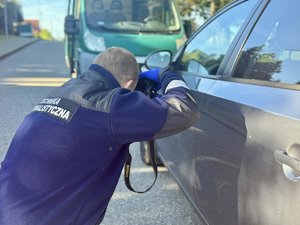 Policjanci z zatrzymanym oraz policyjny technik