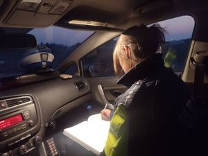 policjantka podczas sporządzania dokumentacji