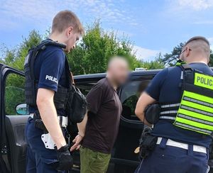 policjanci podczas interwencji wobec mężczyzny