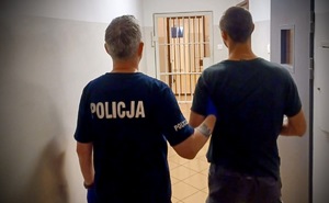 policjant z zatrzymanym poszukiwanym i policjant, który prowadził interwencję