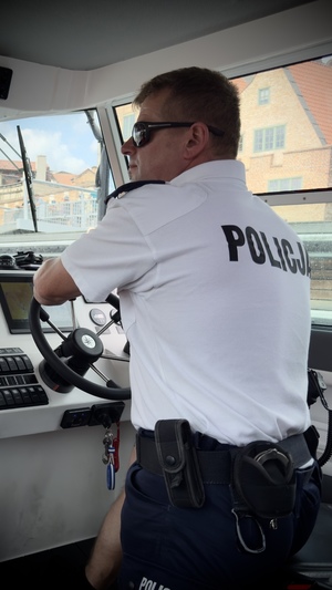 policjant z zatrzymanym poszukiwanym i policjant, który prowadził interwencję