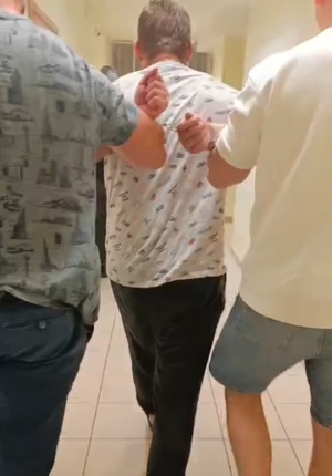 policjanci z zatrzymanym