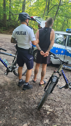 Policjant z zatrzymanym