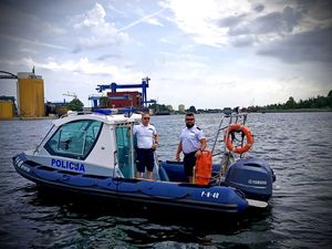 Policyjni wodniacy i skuter wodny