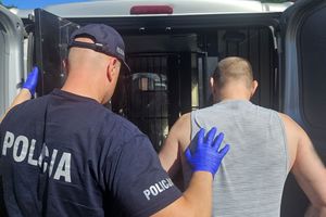 Policjanci podczas transportu zatrzymanych