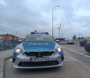 Policyjny radiowóz na wysokości autostrady A1