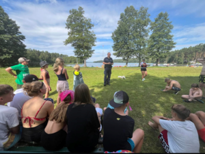 Policjant podczas spotkania z obozowiczami