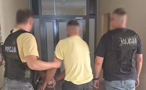 policjanci z zatrzymanym