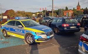 policjanci zatrzymali pojazd do kontroli a kierowca i pasażer zostali zatrzymani