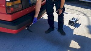 policjanci podczas kontroli stanu technicznego pojazdów