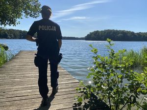 policjanci podczas kontroli kąpielisk ze strażakami