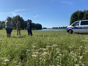 policjanci podczas kontroli kąpielisk ze strażakami
