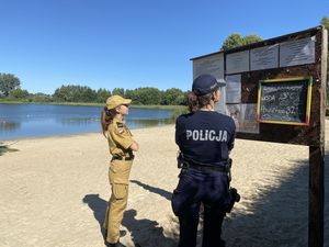 policjanci podczas kontroli kąpielisk ze strażakami