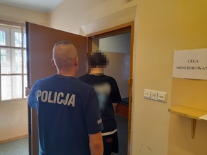 Policjanci z zatrzymanymi