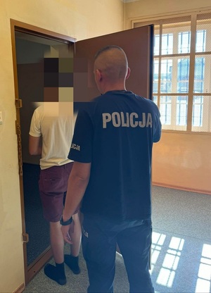 Policjanci z zatrzymanymi