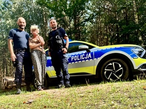 Policjanci ze znalezioną kobietą
