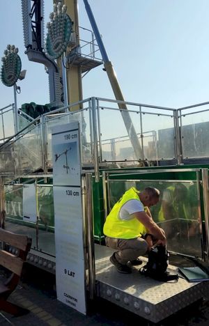 Policjant pracujący na miejscu wypadku