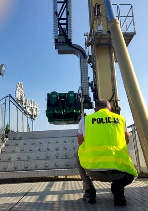 Policjant pracujący na miejscu wypadku