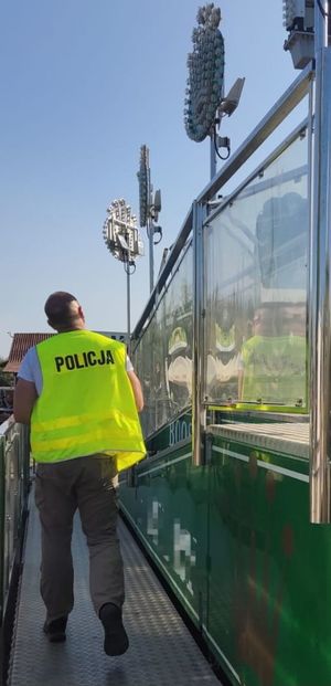 Policjant pracujący na miejscu wypadku